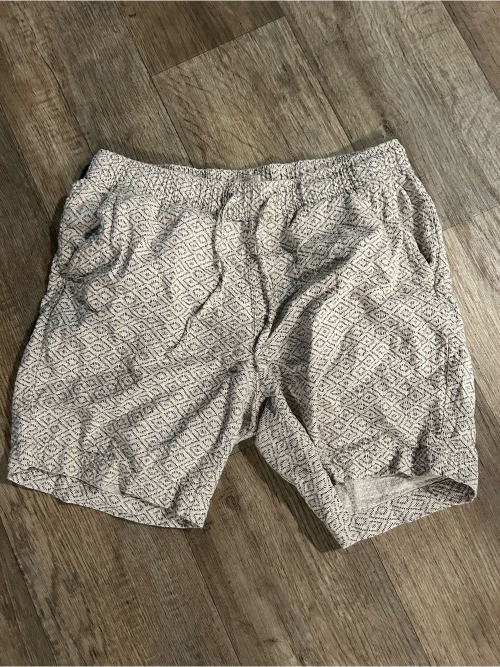 Common People white & gray geometric pattern shorts size L #geometric #summer